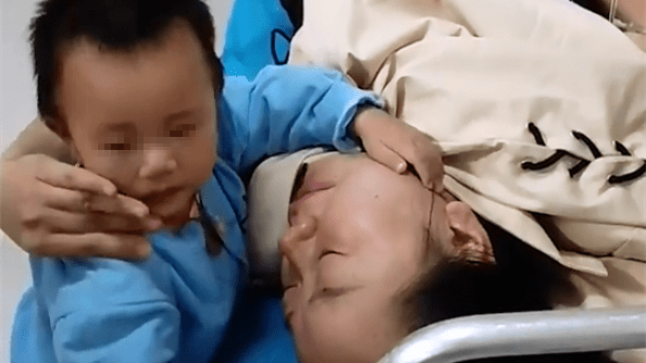 病床|宝宝病床边搂妈妈痛哭憋泪！昭通母亲受伤入院