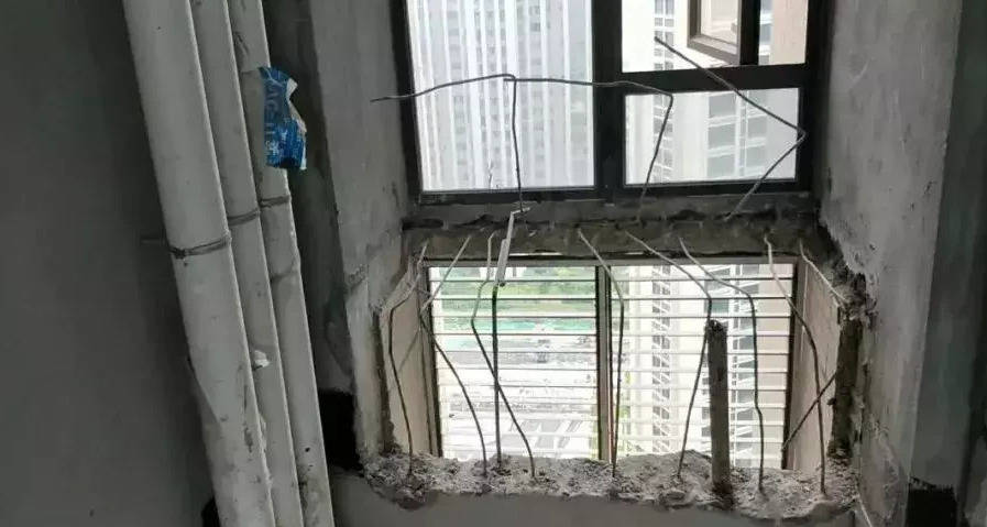关于砸飘窗,看到这样的一个厉害的照片,在楼霸的英明指导下,如此明显