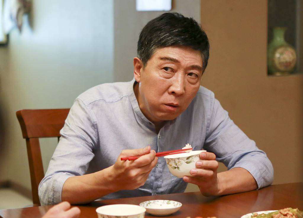 少年韩童生一脸正气,五官脸型到现在基本都没有变化.