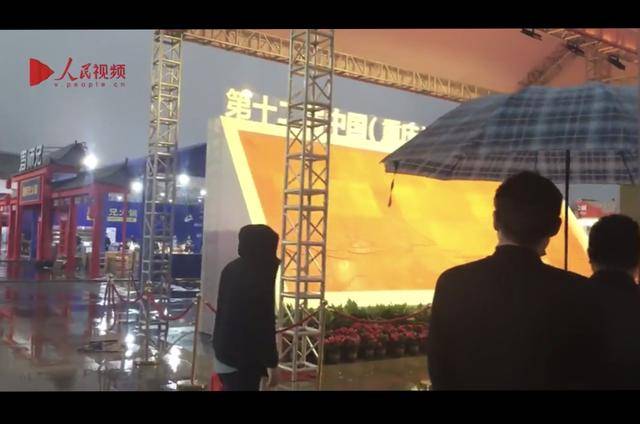 打卡|燃！重庆火锅节首现“轻轨穿楼”文化墙吸引民众打卡