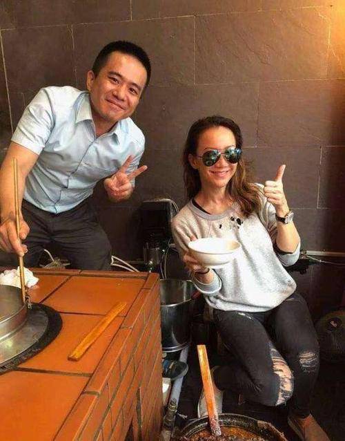 身材|李玟晒照拿帽子挡脸，身材好是真的，但素颜干瘦的像个老人！