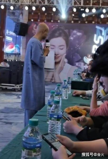 乐嘉开口才课一节售价八千，打扮如少林方丈，