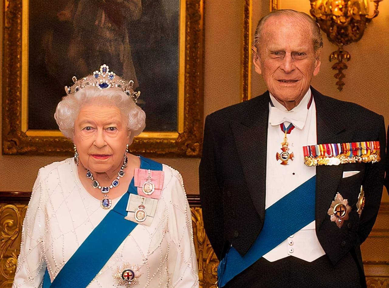 蓝宝石|英女王最新官方肖像照出炉！蓝宝石皇冠有深意，皮肤比卡米拉都嫩