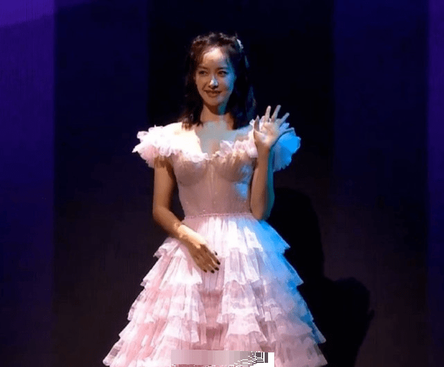 虞书欣|金鹰节颁奖晚会，死亡灯光下只有虞书欣抗住了，宋茜人都变形了