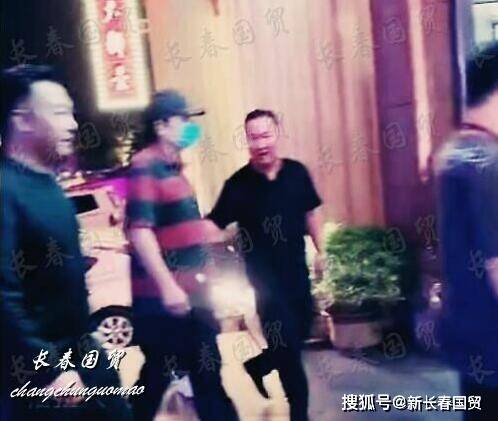 61岁毕福剑现身商演，生活节俭一件T恤穿十年
