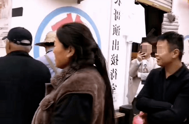大衣哥家门口被拍视频 9c2e034ebcea4c82be4da245385c7276.png