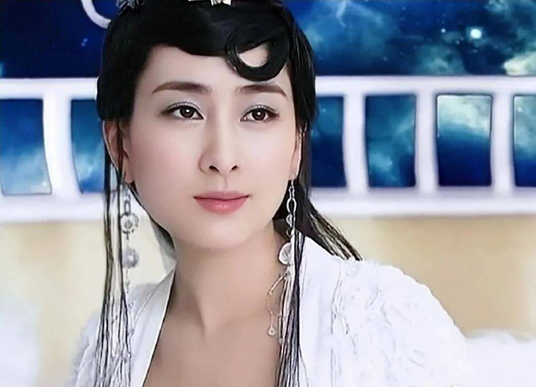 嫦娥|同样演仙女,神颜热巴被全网吐槽,她却成为美到上天的白月光?