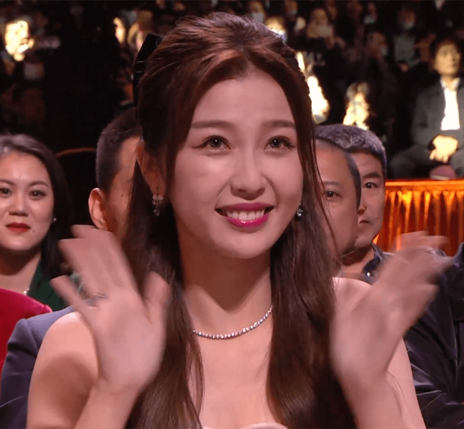 宋茜|金鹰奖镜头：宋茜法令纹夸张，赵丽颖精致又性感，李易峰差点摔倒