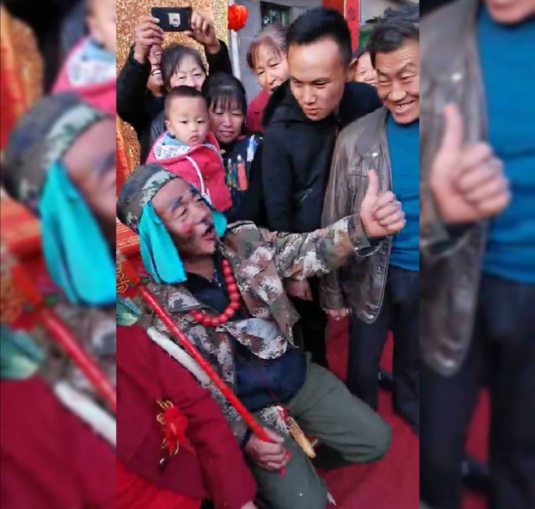 喜公公竖起大拇指:吆西吆西.现场众人被逗得哈哈大笑.