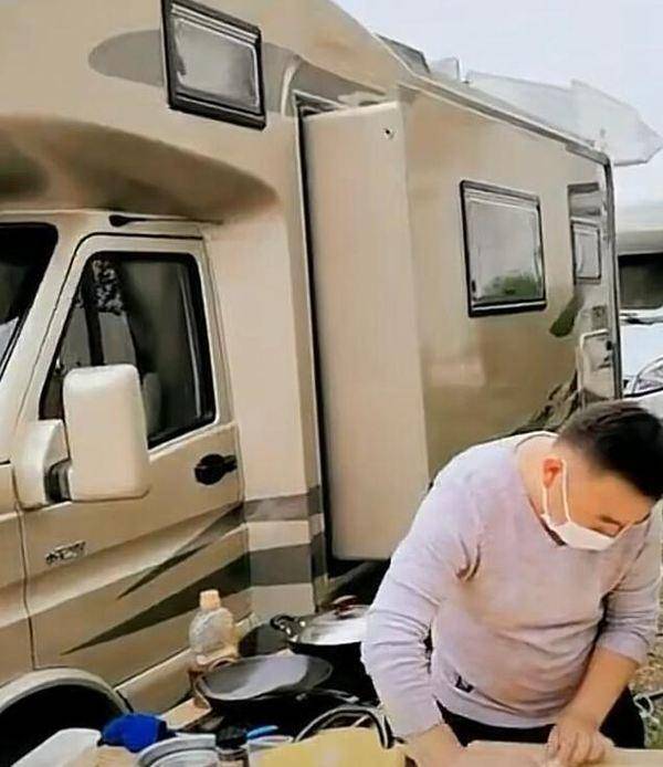 佟丽娅晒和儿子睡前谈话,4岁暖男心疼妈妈太瘦