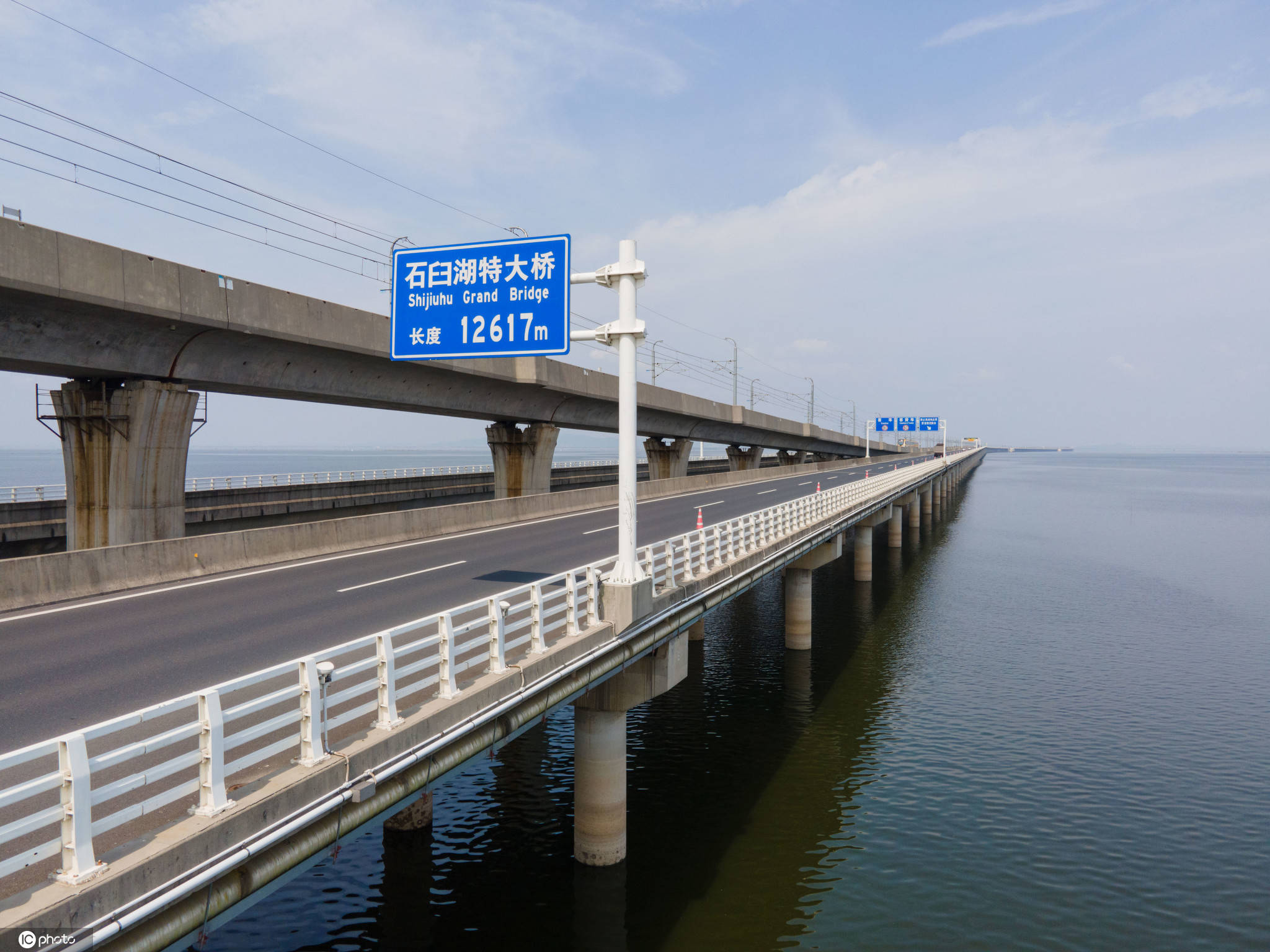 乘坐南京地铁s9号线在全长12公里的石臼湖特大桥上飞驰,窗外便是清澈