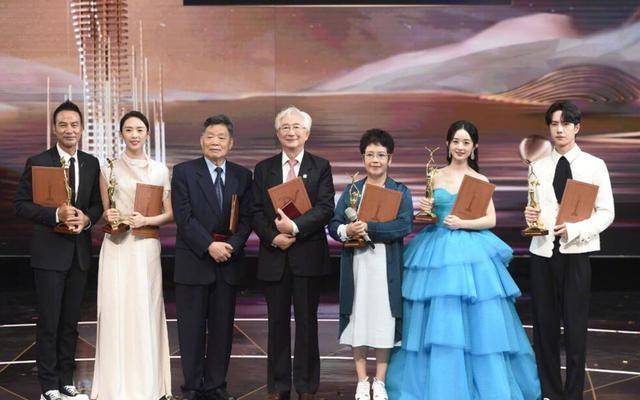 金鹰节颁奖晚会,赵丽颖给王一博介绍前辈,有谁注意台?