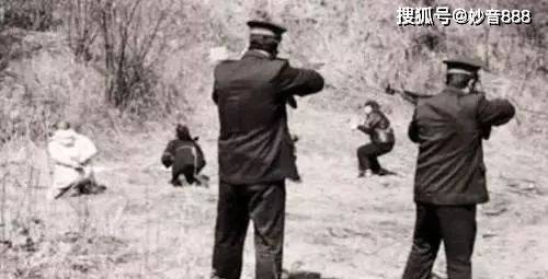 80年代历史老照片:罪犯枪毙现场被吓晕,漂亮女囚吃生前最后一顿饭