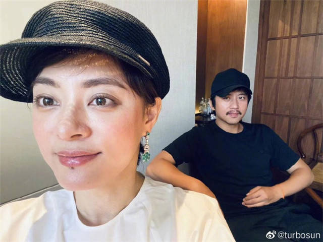 孙俪再曝夫妻搞笑日常,清早给邓超扎针