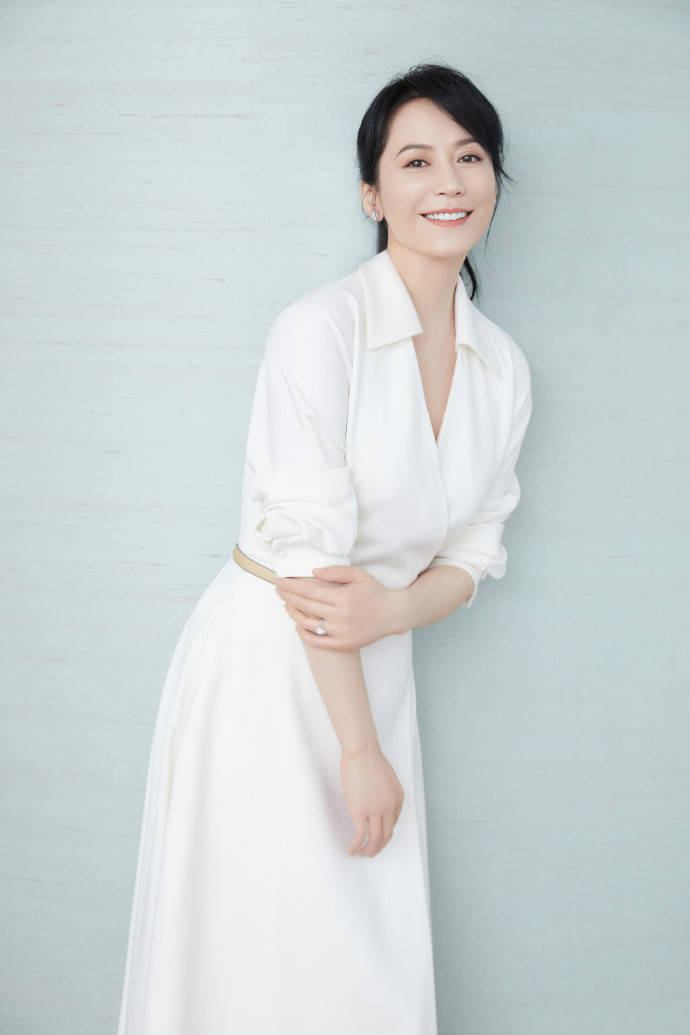 原创49岁俞飞鸿做客薇娅直播间,穿衬衫裙知性减龄,明星脸vs网红脸