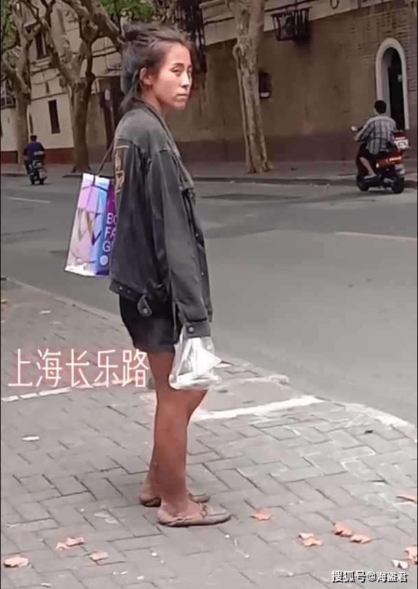 实拍上海街头流浪女,盘着丸子头碎碎念,网友:她邋遢的