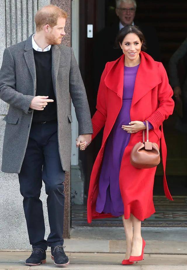 梅根|凯特穿衣“打翻身仗”!红色超长款大衣太惊艳,高贵感梅根哪能比