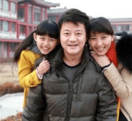 实力派演员闫学晶自曝再婚,45岁迎来二胎女儿,儿女态度截然相反