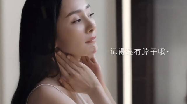 眼窝|杨幂右脸罕见出镜暴露颜值硬伤，眼窝凹陷显老气，被吐槽太灾难