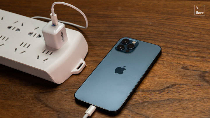 iPhone|iPhone 12、12 Pro 首发评测：5G 速度快，信号好多了！