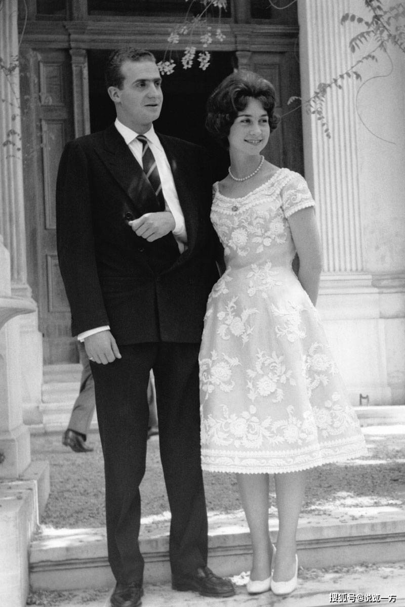 1961年,已到适婚年龄的索菲亚和胡安·卡洛斯在参加英国肯特公爵