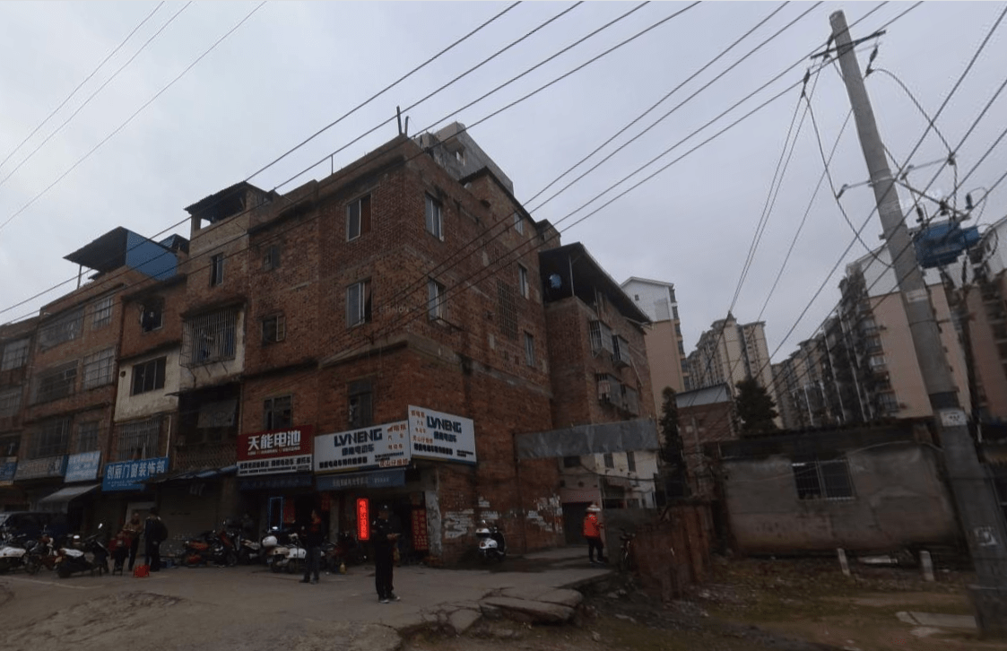 拆迁僵持13年未果,南宁鲁班路文华学校段秒变2车道,出行拥堵