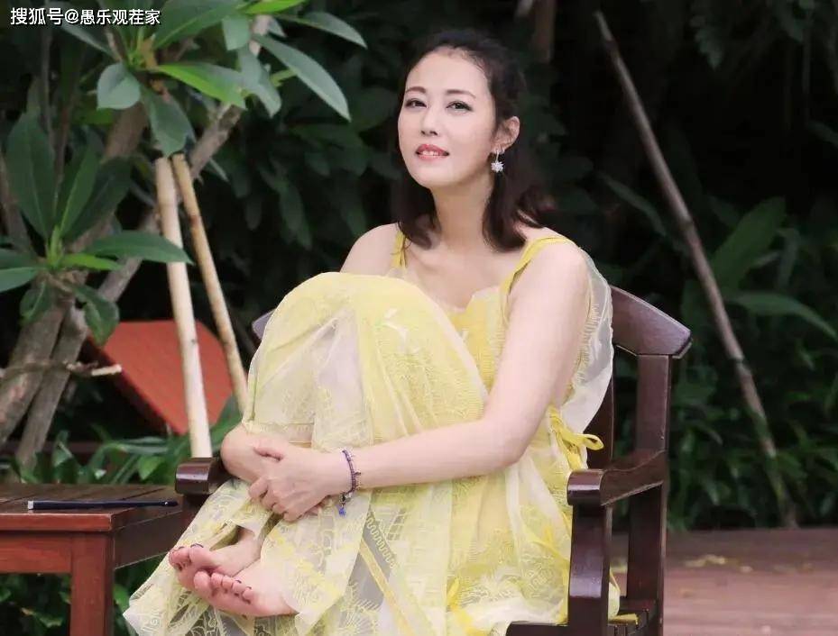 少女|原创53岁周海媚为爱犬庆生，皮肤紧致状似少女，网友在线催生遭其反怼