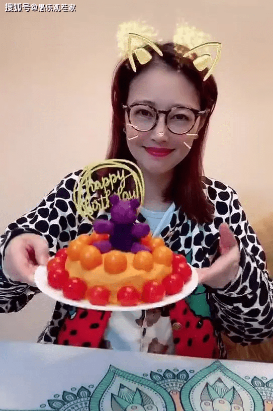 少女|原创53岁周海媚为爱犬庆生，皮肤紧致状似少女，网友在线催生遭其反怼