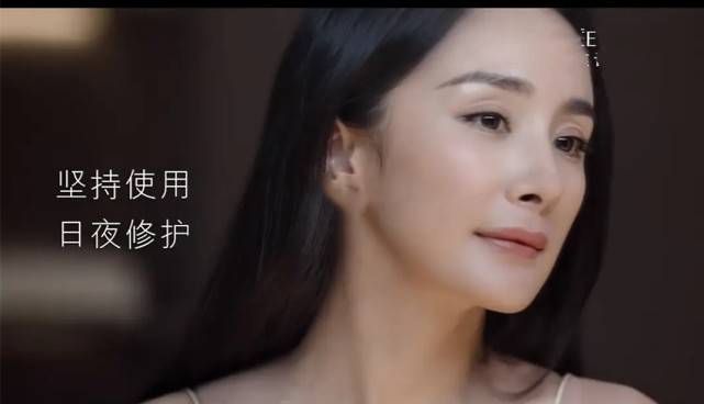 眼窝|杨幂右脸罕见出镜暴露颜值硬伤，眼窝凹陷显老气，被吐槽太灾难