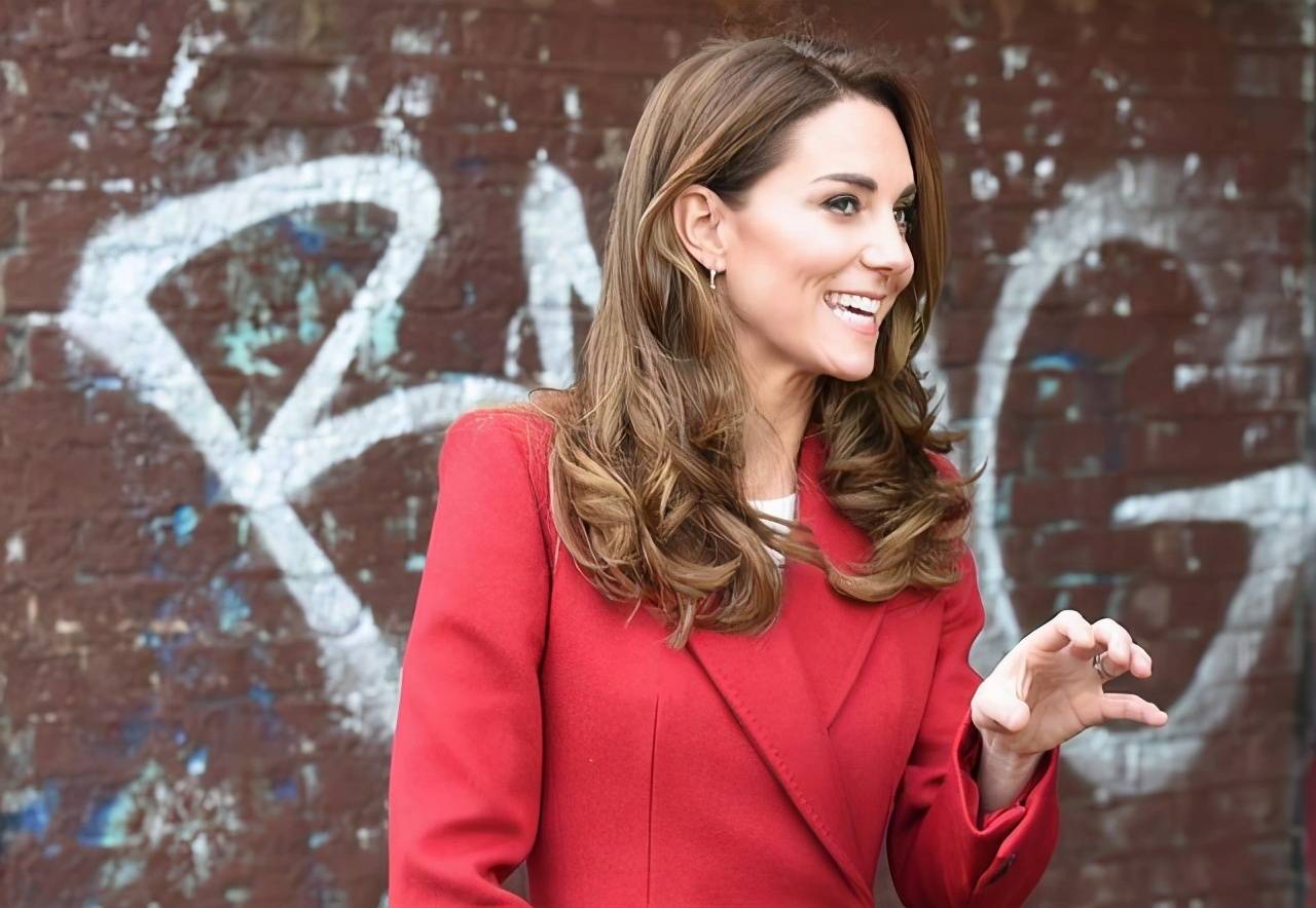 梅根|凯特穿衣“打翻身仗”!红色超长款大衣太惊艳,高贵感梅根哪能比