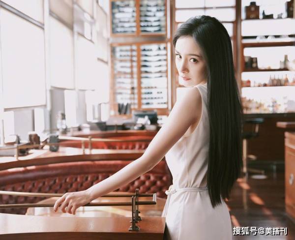 小白|杨幂黑直长配小白裙，看到生图，网友感叹：这是她最美的一次打扮
