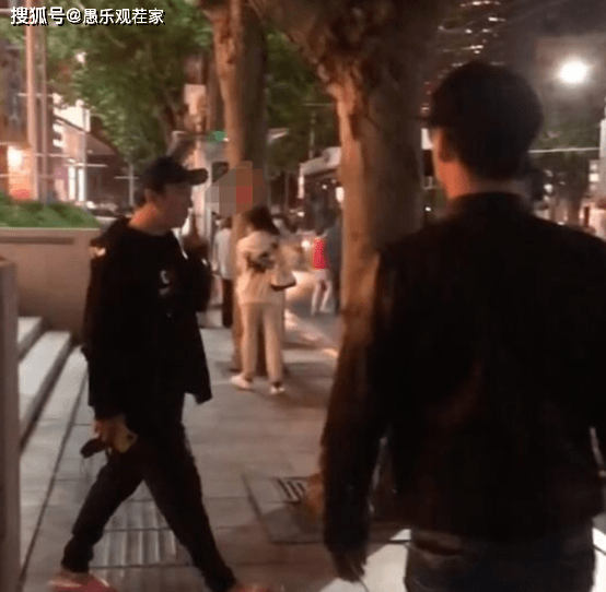 粉色|原创王思聪夜店豪开200瓶黑桃A后再被偶遇，一身黑配粉色拖鞋坐豪车