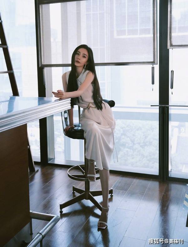 小白|杨幂黑直长配小白裙，看到生图，网友感叹：这是她最美的一次打扮