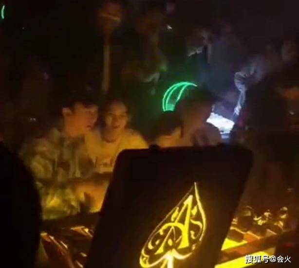 美女|原创王思聪夜店与美女嗨玩，豪开200瓶洋酒，光酒水消费高达200万？