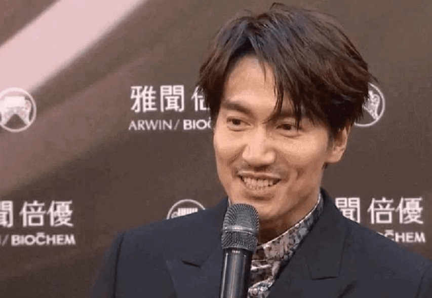 43岁言承旭老了!穿西装胡子拉碴现身红毯,花美男变糙汉