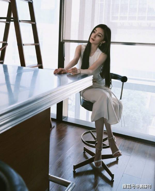 小白|杨幂黑直长配小白裙，看到生图，网友感叹：这是她最美的一次打扮