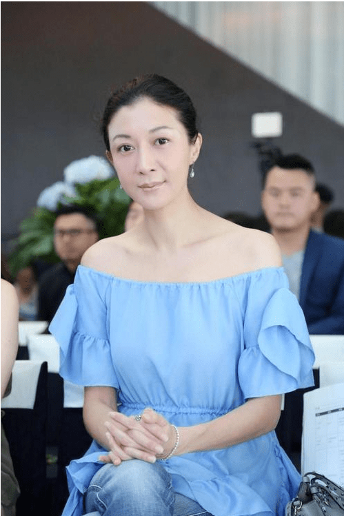 黄色|吴绮莉与闺蜜聚会！黄色开衫配连体裤显高挑，47岁的脸依然能打