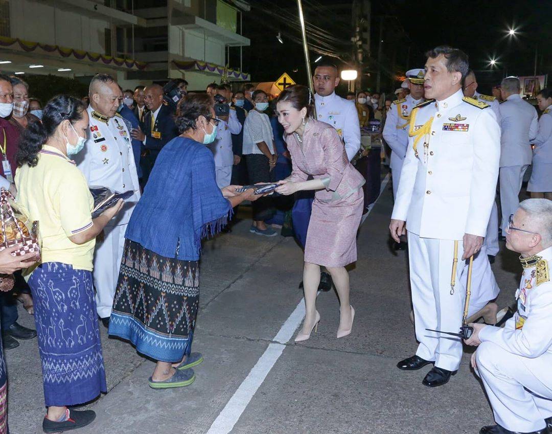 妮娜|泰王衰老太快，68岁动作迟缓走路不稳，苏提达两套套装穿出好身材