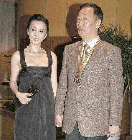 刘嘉玲晒与关之琳合照，戏里戏外争斗几十年，