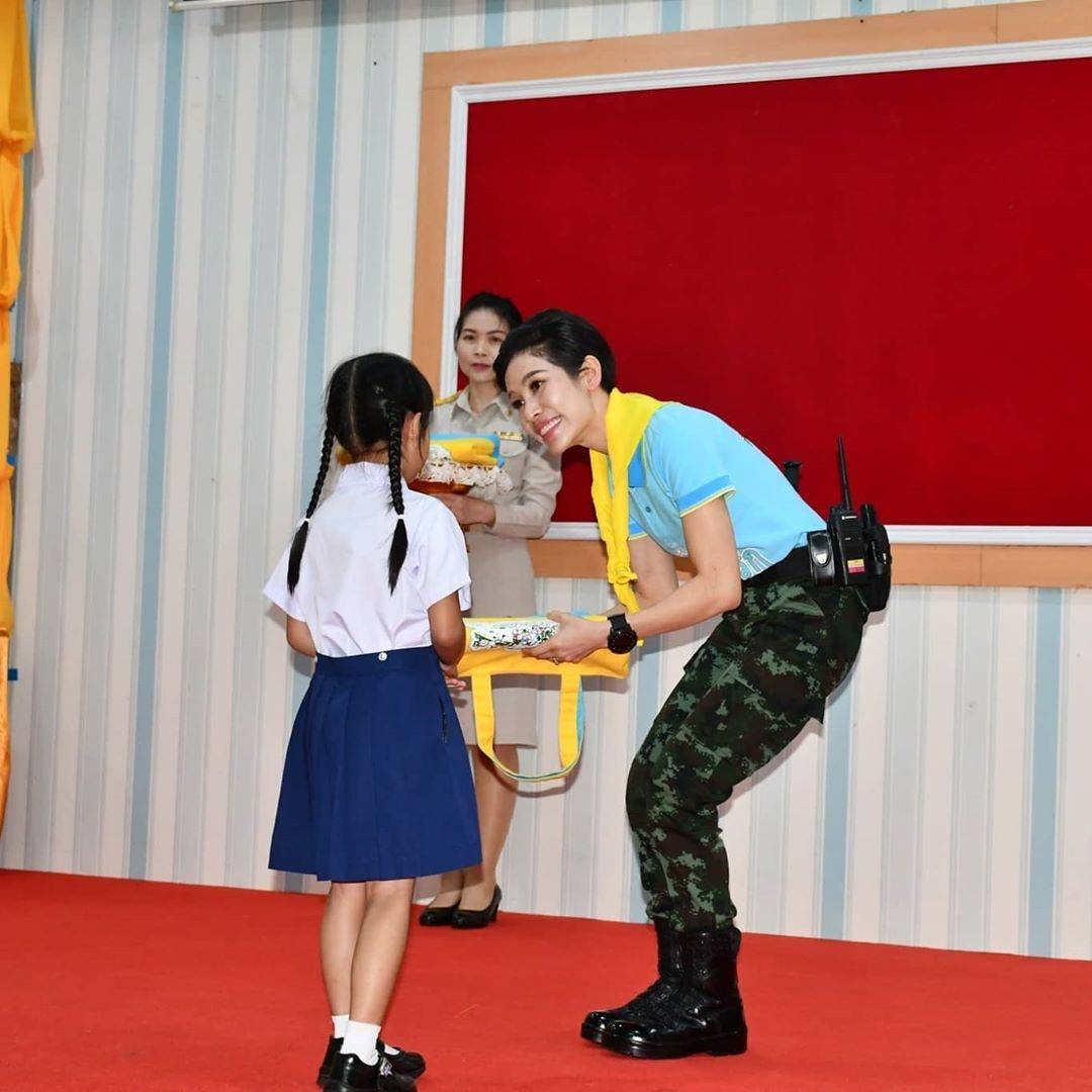 妮娜|泰王衰老太快，68岁动作迟缓走路不稳，苏提达两套套装穿出好身材