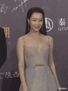 原创白冰穿高定礼服走红毯,却被曝购买渠道不正当,品牌方强行要删除