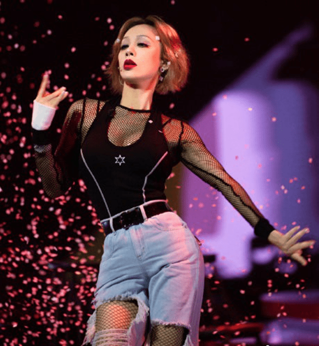 按摩|“瘦成一座雕塑”的宁静，在护肤上更是个狠人，为变美扎900针