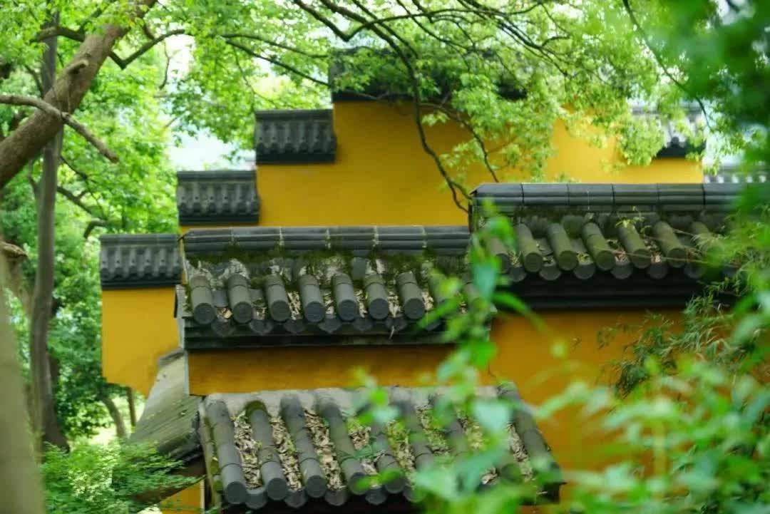 西湖边的园林寺庙,山即是寺,寺即是山