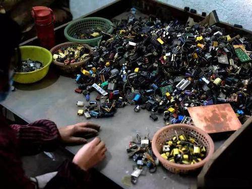 脸盆|有人专收“废旧手机”，用手机换脸盆，收来做啥？