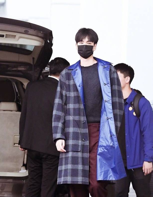 男星|机场上穿着格纹外套的男星们，一点也不像IT男，时尚感超