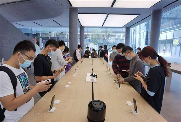 Mate|为摸到Mate40真机 华为旗舰店门口大排长龙