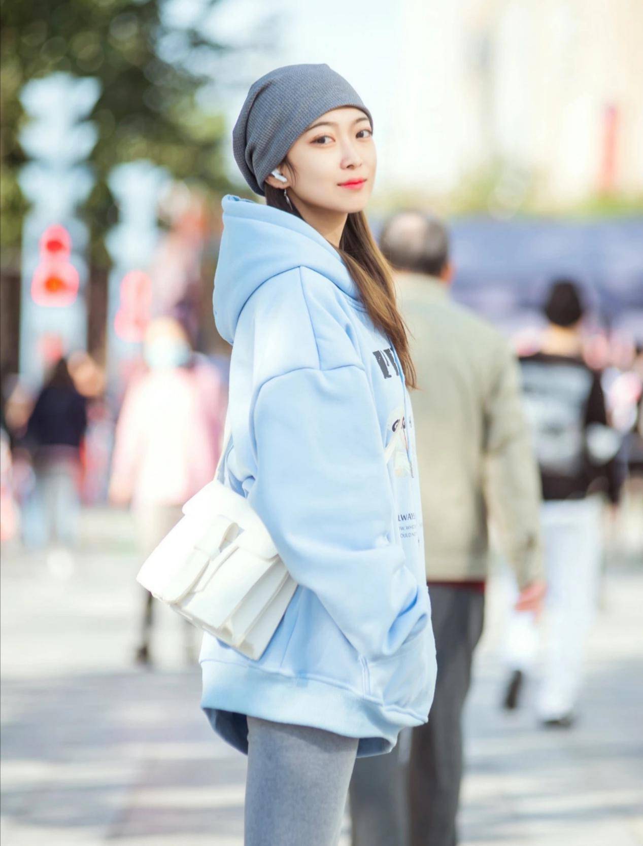 柔和色彩的卫衣 b7f08784b74543f684c7102906339ff4.jpeg