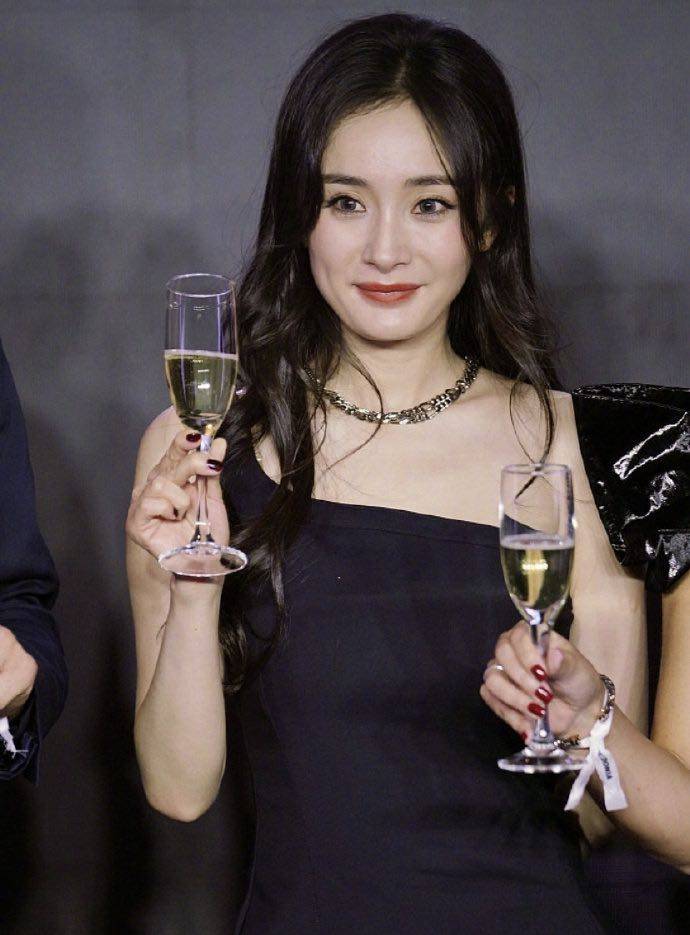 摄影|杨幂生图看起来很明艳，被学摄影网友戳穿真相，是被锐化过