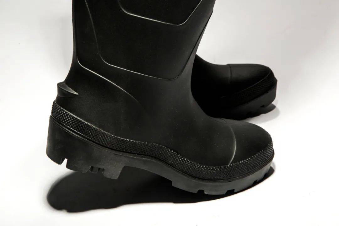 公安部制式橡胶警用雨靴vs钢头警用雨靴 各取所需保障
