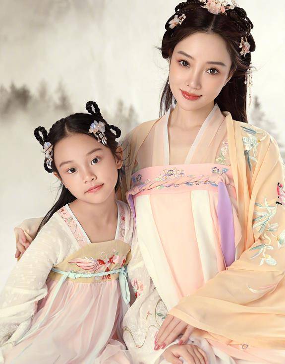 甜馨八岁生日,李小璐和女儿拍亲子照,穿汉服美成画中人